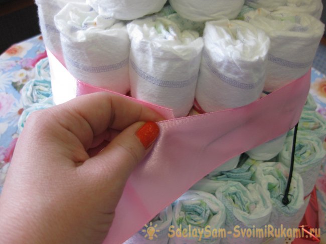 Подарочный торт из памперсов