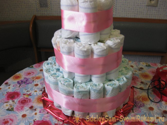 Подарочный торт из памперсов