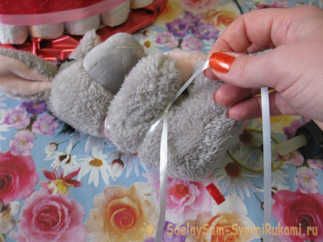 Подарочный торт из памперсов