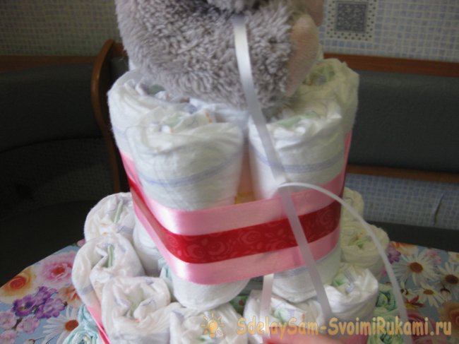 Подарочный торт из памперсов