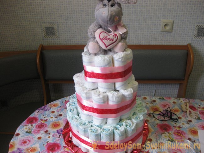 Подарочный торт из памперсов