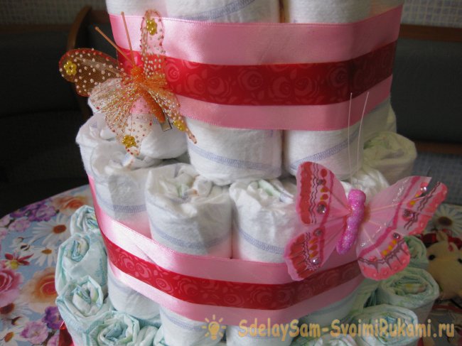 Подарочный торт из памперсов