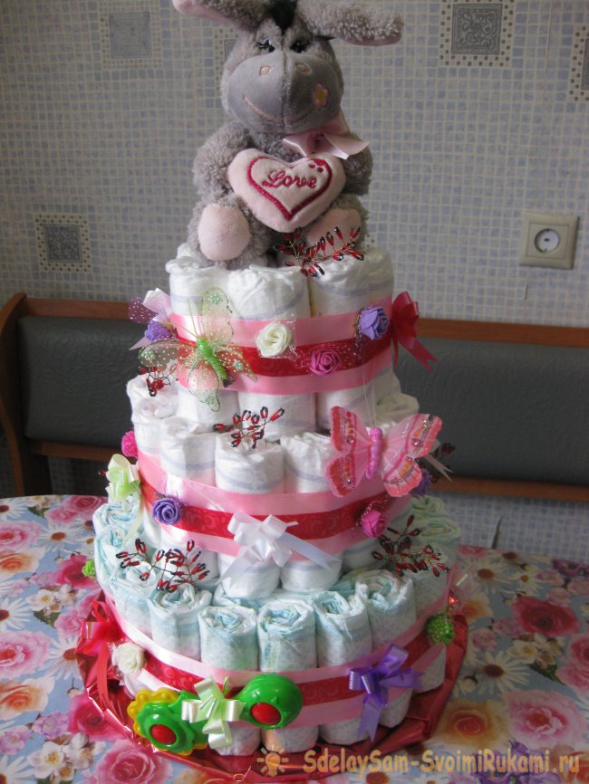 Подарочный торт из памперсов