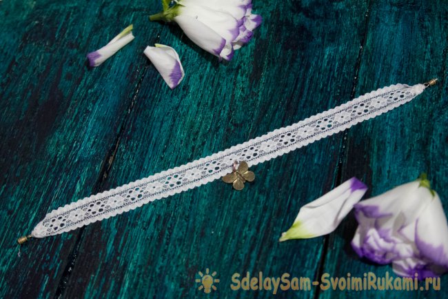 Чокер из кружева и подвески за 10 минут