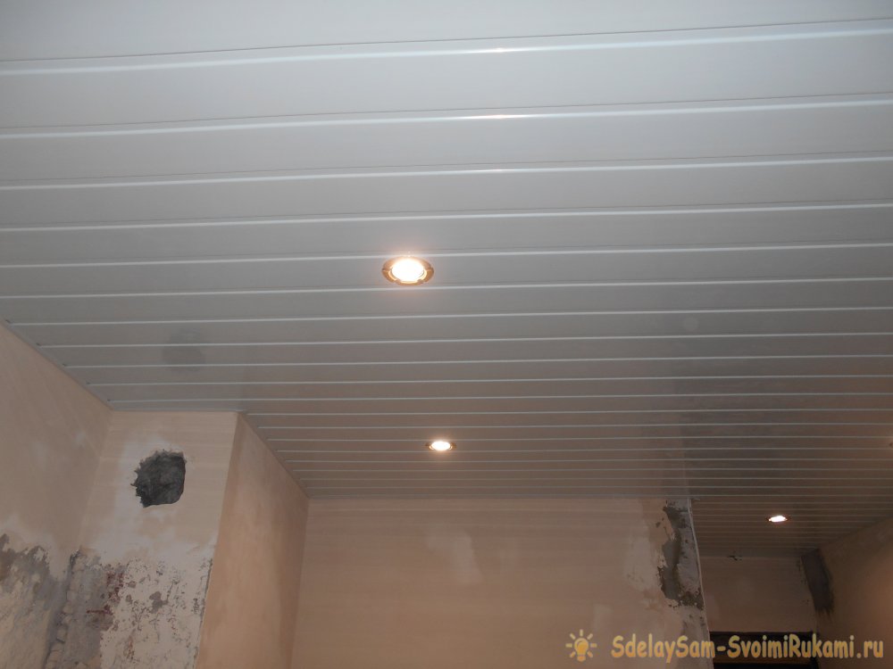 Установка ПВХ-панелей на потолок в Уфе