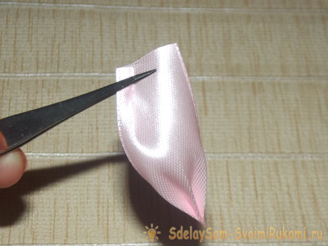 Георгина из атласных лент