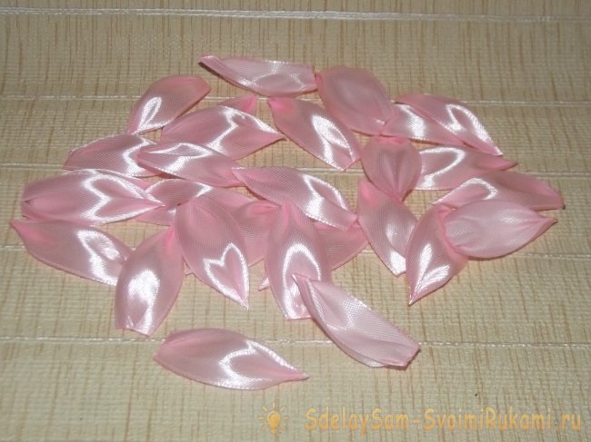 Георгина из атласных лент