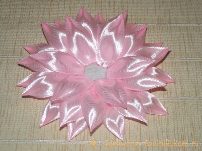 Георгина из атласных лент