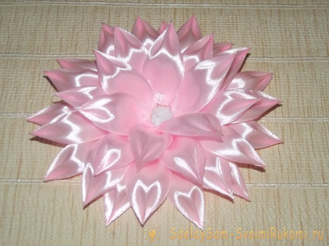 Георгина из атласных лент