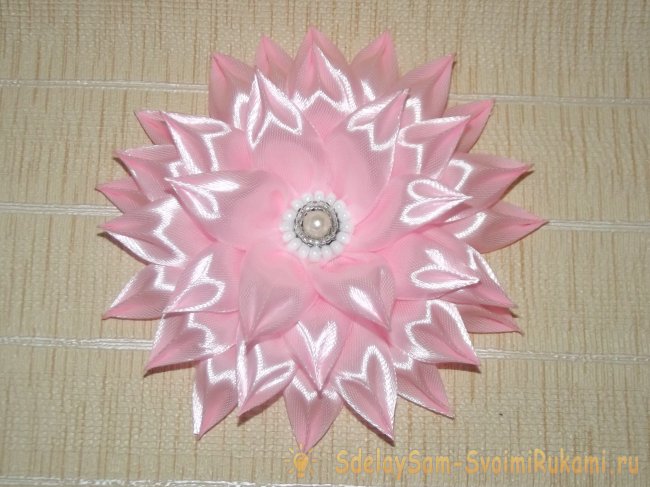 Георгина из атласных лент