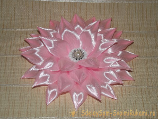 Георгина из атласных лент