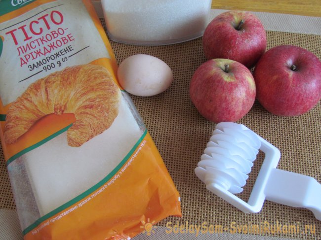 Простые яблочные слойки из готового теста