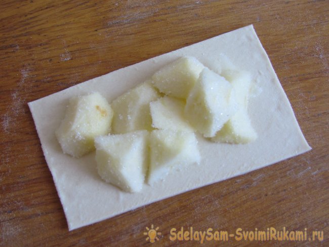 Простые яблочные слойки из готового теста