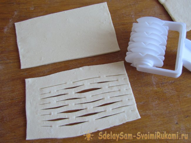 Простые яблочные слойки из готового теста