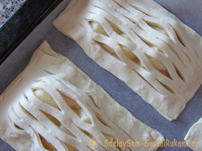 Простые яблочные слойки из готового теста