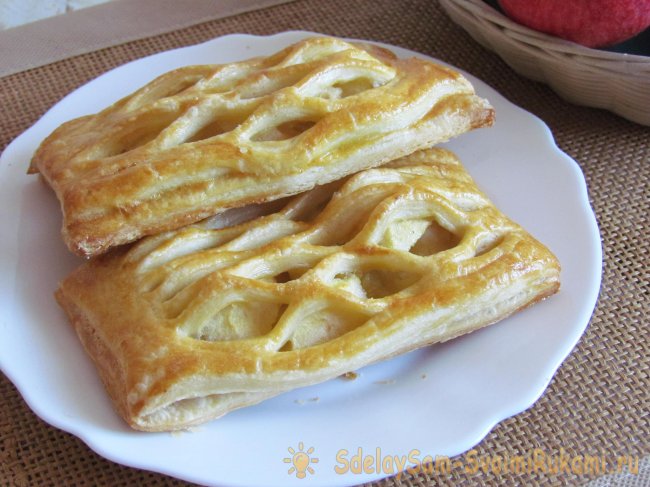 Простые яблочные слойки из готового теста
