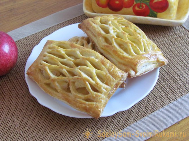 Простые яблочные слойки из готового теста
