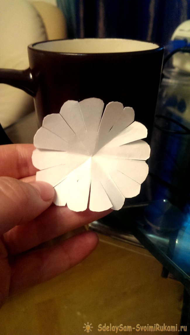 Объемный бумажный цветок