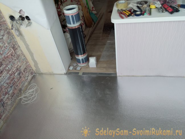 Монтаж инфракрасного пленочного пола