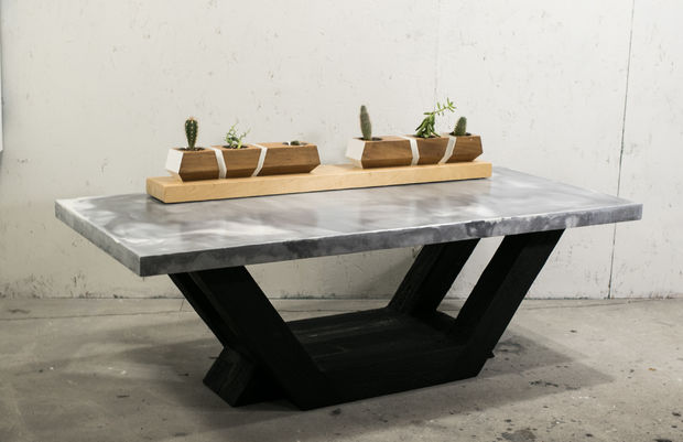 Делаем мраморный столик из бетона с основой из обожженного дерева