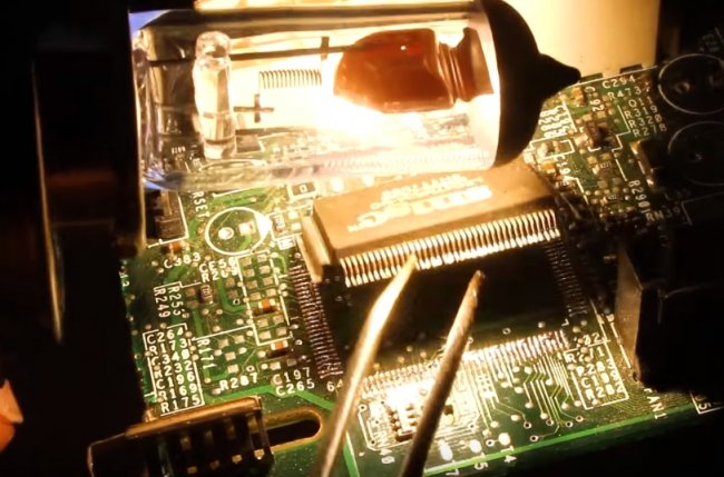 Когда нет термофена или инфракрасного паяльника