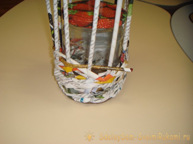 Плетеная вазочка из газетных трубочек