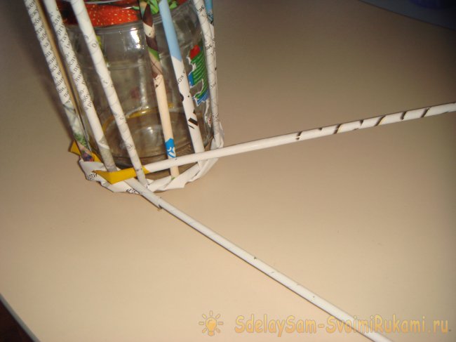 Плетеная вазочка из газетных трубочек