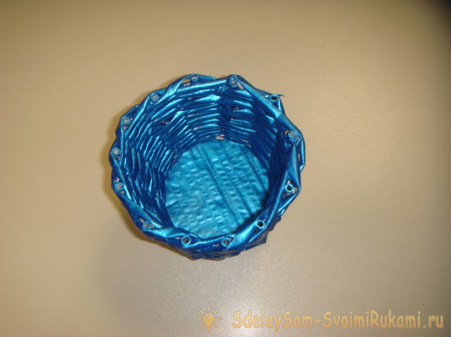 Плетеная вазочка из газетных трубочек