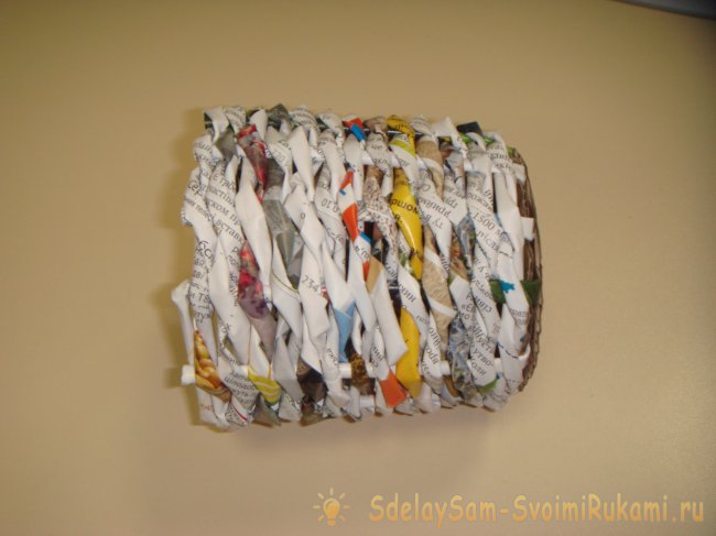 Плетеная вазочка из газетных трубочек