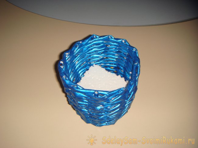 Плетеная вазочка из газетных трубочек