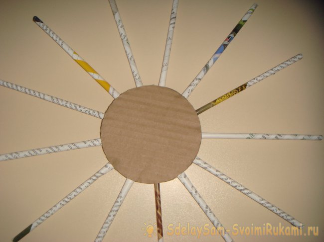 Плетеная вазочка из газетных трубочек