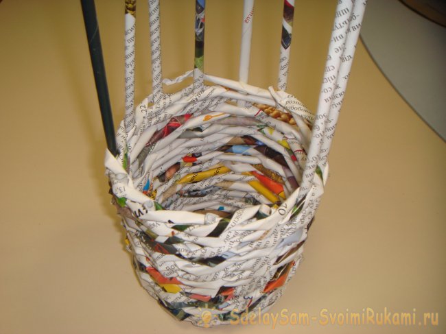 Плетеная вазочка из газетных трубочек