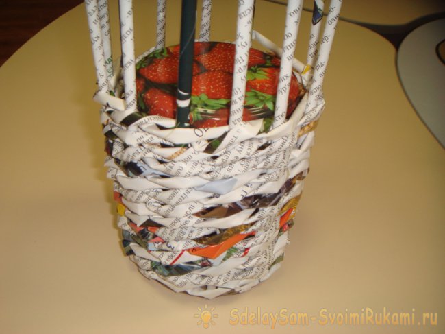 Плетеная вазочка из газетных трубочек