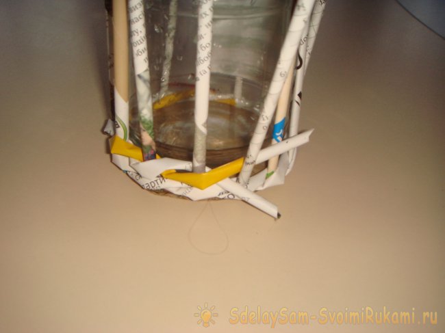 Плетеная вазочка из газетных трубочек