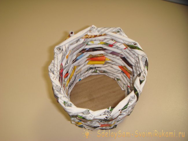 Плетеная вазочка из газетных трубочек