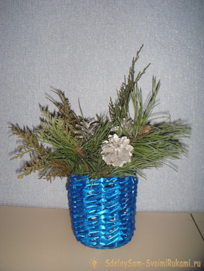Плетеная вазочка из газетных трубочек