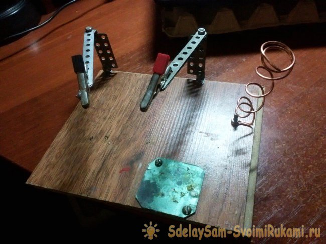 Простая третья рука для пайки