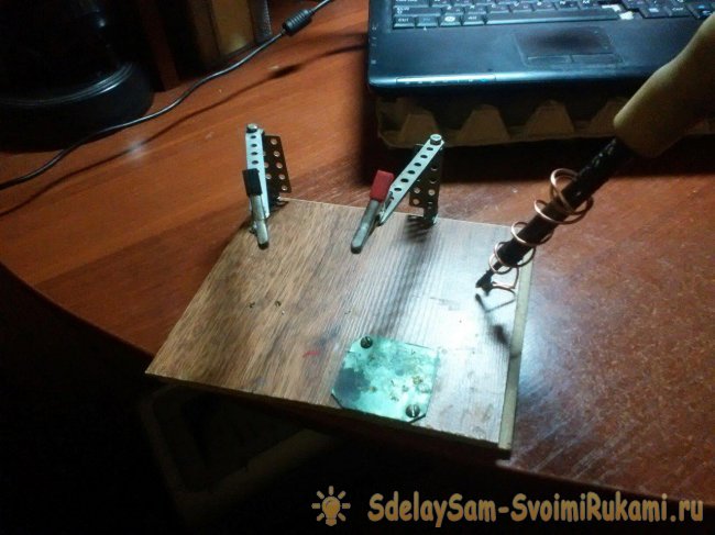 Простая третья рука для пайки