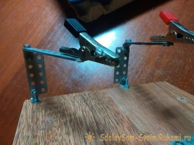 Простая третья рука для пайки