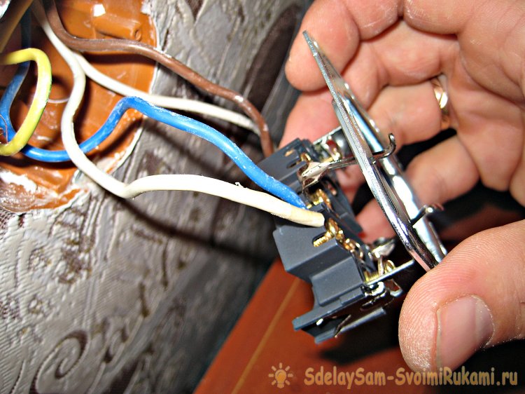 Как самостоятельно установить розетку