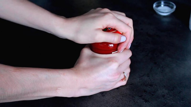 Приспособление для откручивания крышек на банках