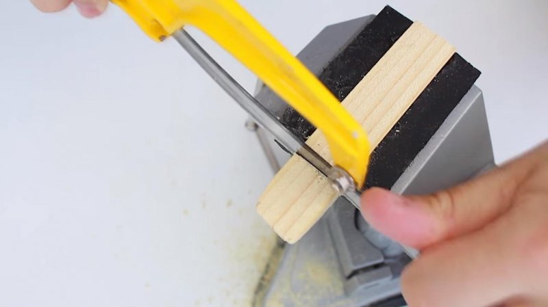 Приспособление для откручивания крышек на банках