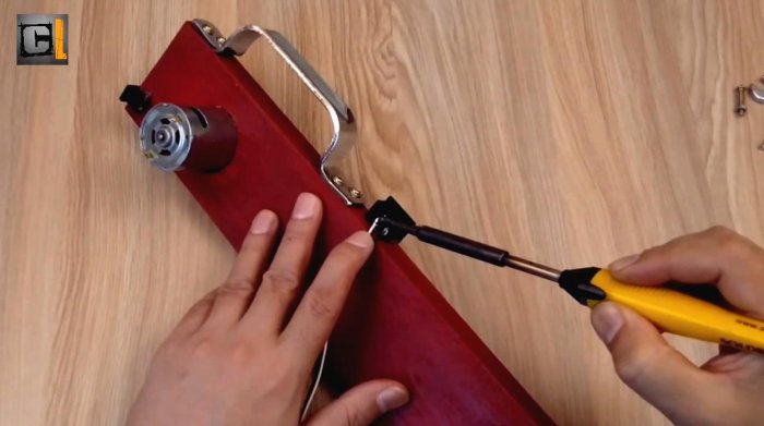 Как сделать простенькую ножовку с двигателем 12 В