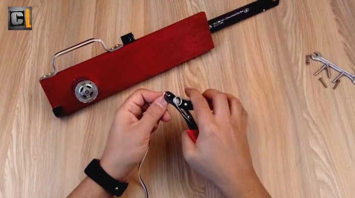 Как сделать простенькую ножовку с двигателем 12 В