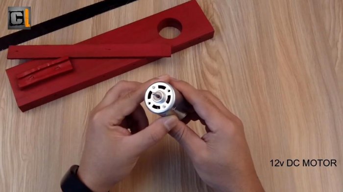 Как сделать простенькую ножовку с двигателем 12 В