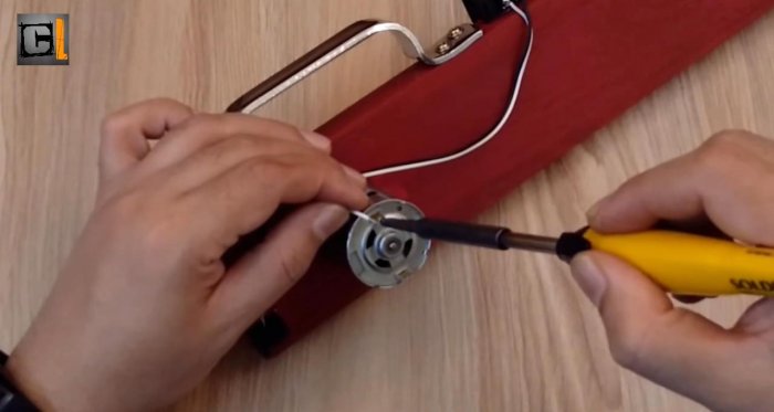 Как сделать простенькую ножовку с двигателем 12 В