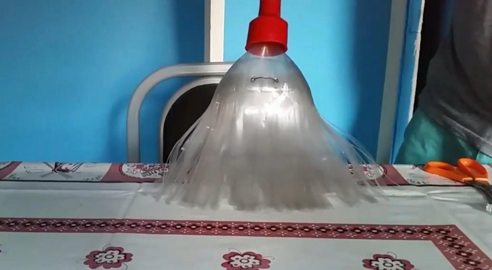 Как изготовить метлу из пластиковой бутылки