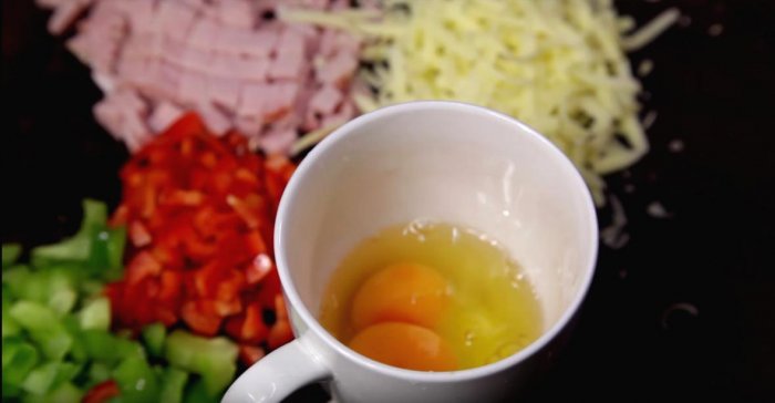 Как приготовить омлет в кружке