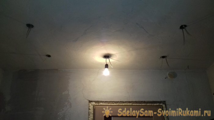 Отделка потолка жидкими обоями
