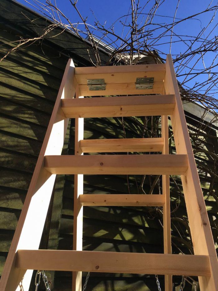 Складная деревянная лестница